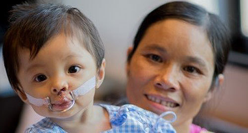 Trẻ Việt bị dị tật tim bẩm sinh sang Thái phẫu thuật