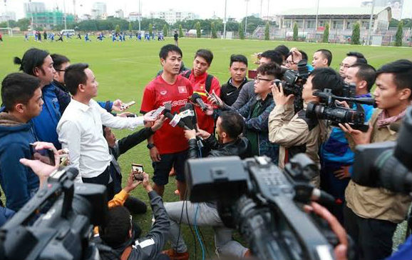 HLV Hữu Thắng: “Tuyển Việt Nam đã truyền lửa cho U19 Việt Nam”