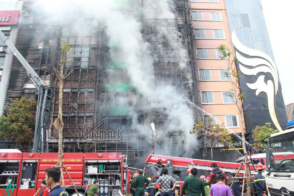 Hà Nội: Cháy dữ dội quán karaoke