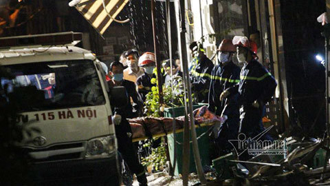 Cháy quán karaoke: Đưa 13 thi thể ra ngoài