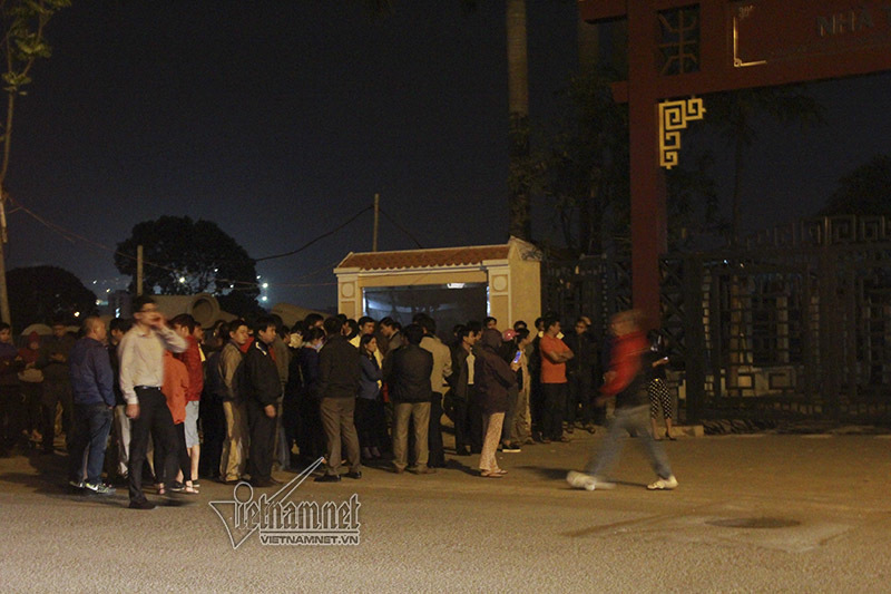 Cháy quán karaoke: Đêm giá buốt trước nhà tang lễ