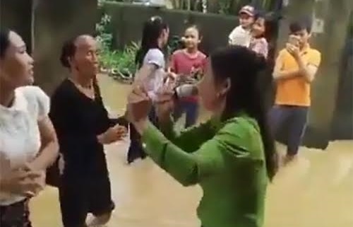 Cụ bà, thanh niên nhảy, hát trong đám cưới chạy lũ ở Quảng Bình