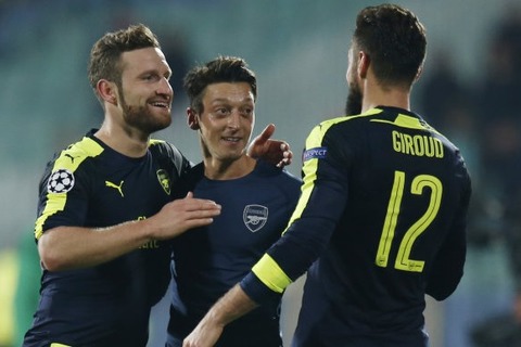 Ozil sáng rực, Arsenal thắng siêu kịch tính