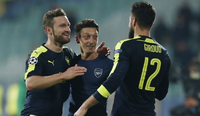 Ozil sáng rực, Arsenal thắng siêu kịch tính