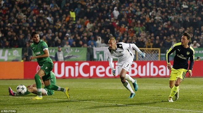 Xem Ozil lập tuyệt phẩm solo đưa Arsenal vào vòng 1/8
