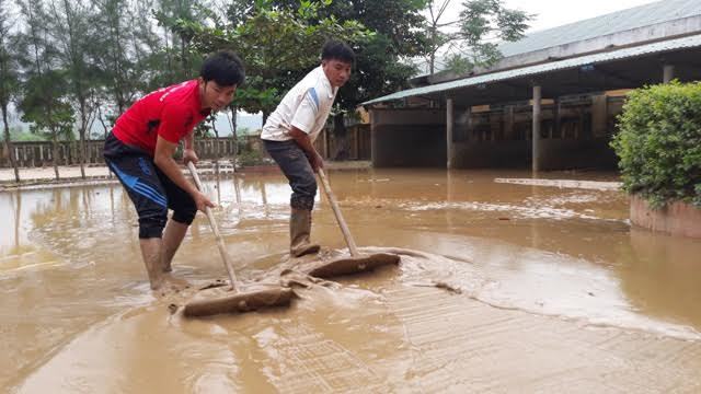 Lũ chồng lũ: Thầy cô Quảng Bình kiệt sức dọn dẹp