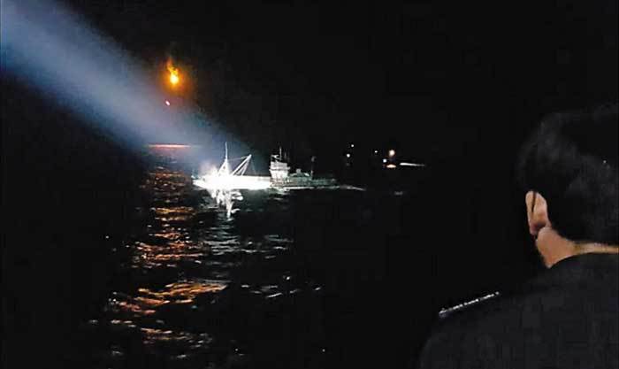 Tuần duyên Hàn Quốc đụng độ tàu cá Trung Quốc