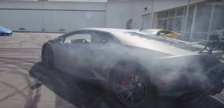 Mãn nhãn xem cặp đôi Lamborghini Huracan drift siêu đẳng