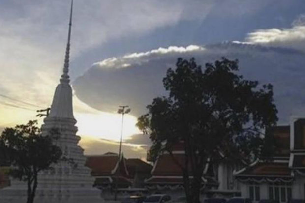 UFO người ngoài hành tinh khổng lồ bí mật giám sát Trái đất?