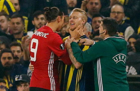 Ibrahimovic nổi đóa, bóp cổ cầu thủ Fenerbahce