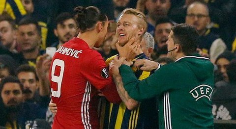 Ibrahimovic nổi đóa, bóp cổ cầu thủ Fenerbahce