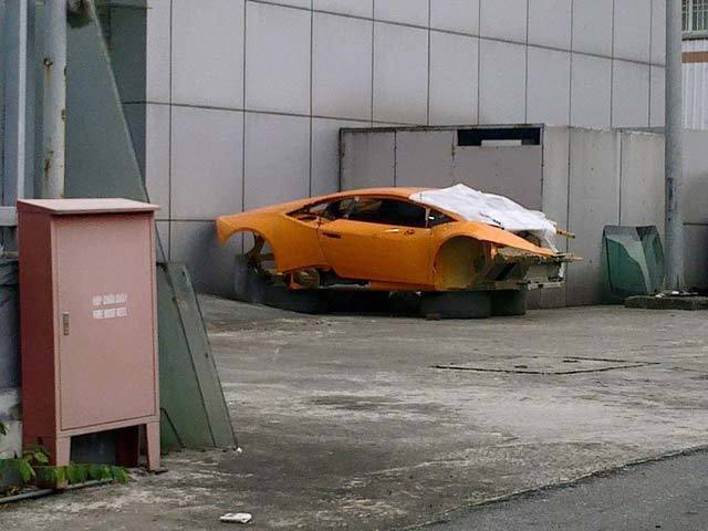 Tai nạn kinh hoàng, siêu xe Lamborghini trơ khung tại Hà Nội