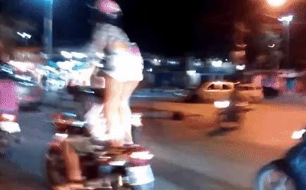 1 phút bốc đồng khi đi xe máy, cô gái đã phải nhận cái kết đắng