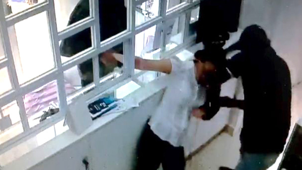 10 clip nóng: Cướp đè nữ nhân viên, dùng súng uy hiếp