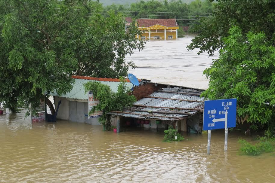 Mưa lũ miền Trung, 15 người chết và mất tích