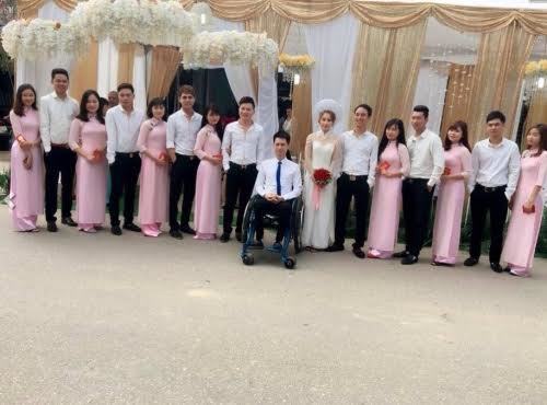 Cô dâu rạng rỡ bên chú rể điển trai ngồi xe lăn