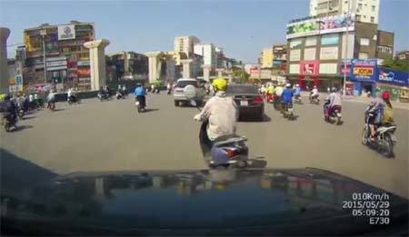 Tình huống éo le khi phụ nữ lái xe trên đường