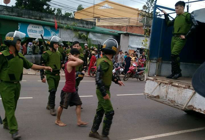 133 người nghiện đục tường, ném đá cảnh sát để trốn trại