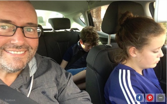 Hành động bất ngờ của ông bố dạy 2 con một bài học