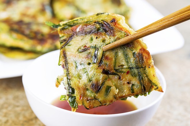 Làm bánh xèo kiểu Hàn Quốc Pajeon vừa giòn vừa ngon