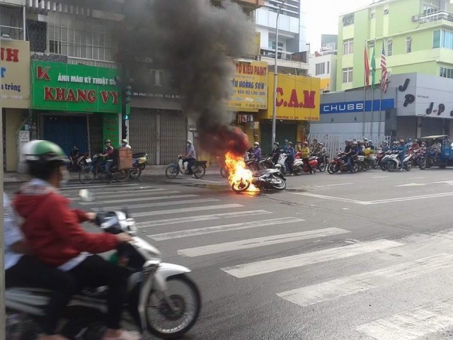 Xe máy cháy trơ khung trên đường phố Sài Gòn