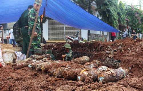 Đào cống nước phát hiện trăm quả đạn 105 ly