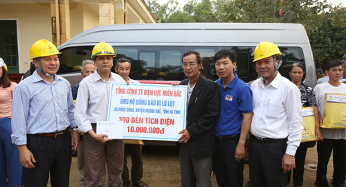 EVNNPC tặng 3.500 đèn pin cho người dân Hà Tĩnh