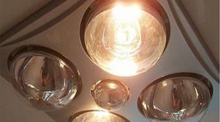 Đèn sưởi nổ tung đúng lúc đang tắm: Hiểm họa treo ngay trên đầu người sử dụng