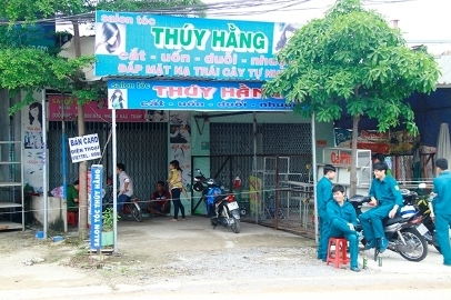 Vợ trở về thấy chồng treo cổ chết trong tiệm tóc