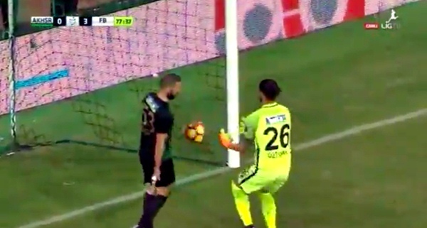 Phì cười với pha đốt đền của thủ môn người Pháp