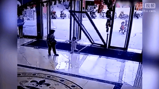Rời mắt khỏi cháu gái, bà nội đau đớn nhìn cháu gặp nạn