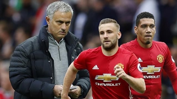 Các trụ cột MU ủng hộ Mourinho 