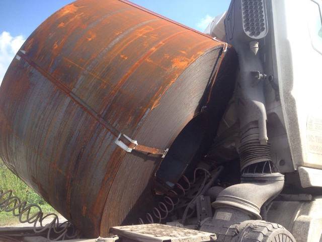 Cuộn sắt chục tấn đè bẹp cabin container, cầu Phú Mỹ tê liệt