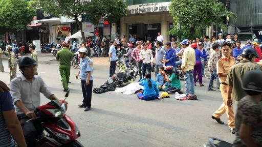 Xe buýt cán chết người ở trung tâm Sài Gòn bị ném đá