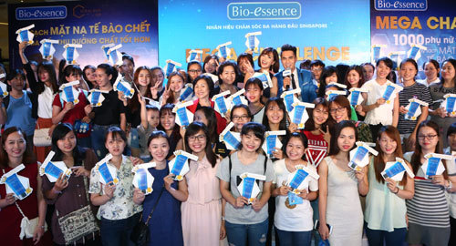 Hơn 1.000 phụ nữ trải nghiệm tẩy sạch tế bào da chết