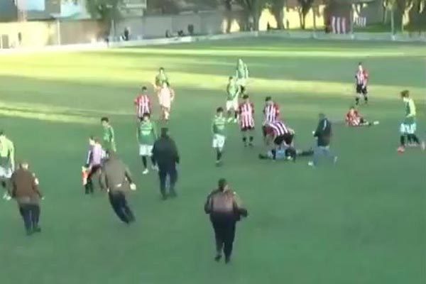 Video cầu thủ đấm trọng tài chết gục trên sân cỏ