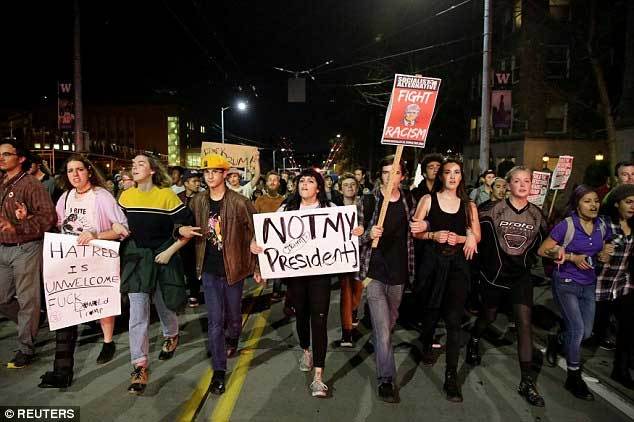 Donald Trump đối mặt với âm mưu lật đổ