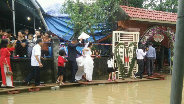 Những màn 'rước dâu lịch sử' trong mưa lũ miền Trung
