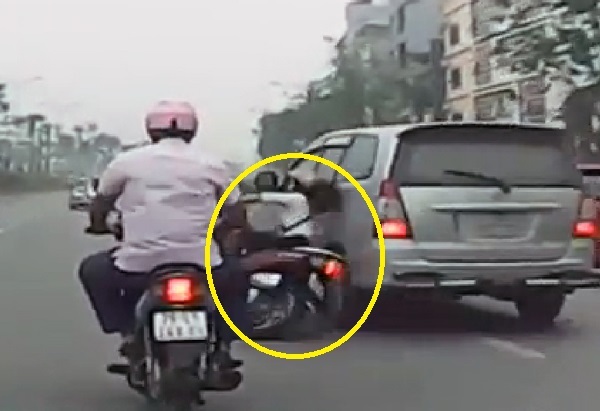 Lái ôtô tạt ngã cô gái rồi bỏ chạy: Lo chậm máy bay, bỏ mặc nạn nhân