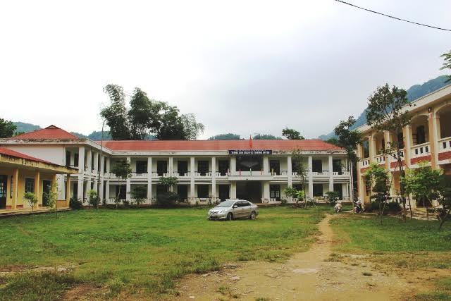 Trường 16 cán bộ giáo viên, 20 học sinh