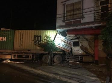 Container húc xuyên hông nhà, nguy cơ sập