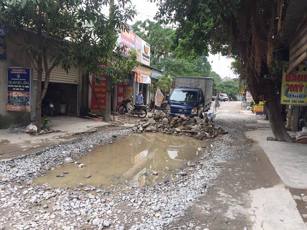 Nghệ An: Dân xếp tường gạch chặn xe tải lưu thông