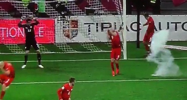 Lewandowski bị CĐV Romania tấn công bằng pháo sáng