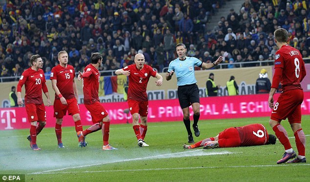 Lewandowski đổ gục xuống sân vì bị CĐV Romania dùng pháo sáng tấn công