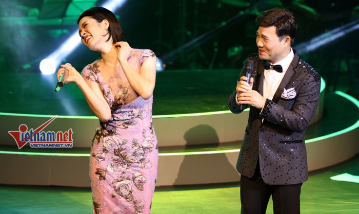 Thu Phương tháo giầy lúng liếng, rồi trách... Quang Linh