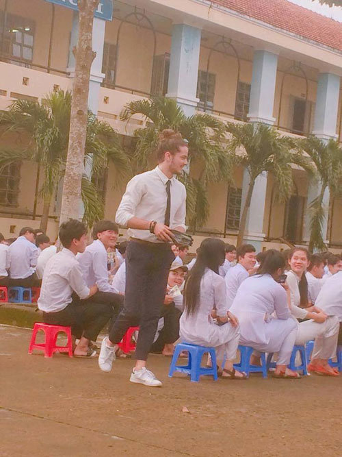 “Soái ca” búi tóc củ tỏi khiến học sinh Việt mê tít