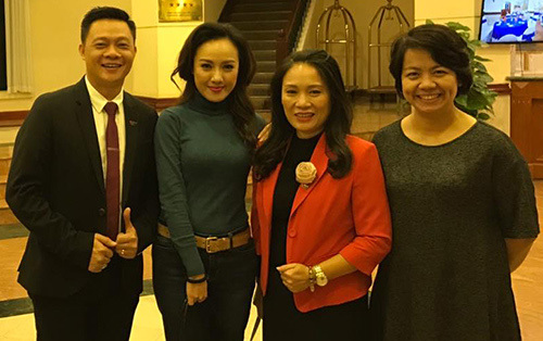 Trang phục không bao giờ được lên sóng của MC Hoài Anh