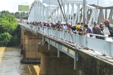 Để lại ô tô, thư tuyệt mệnh rồi nhảy cầu tự tử