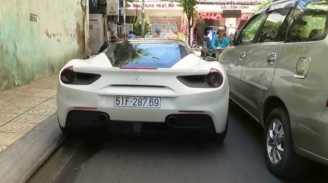 Xem siêu xe Ferrari của Cường Đô-la chật vật len lỏi trên phố