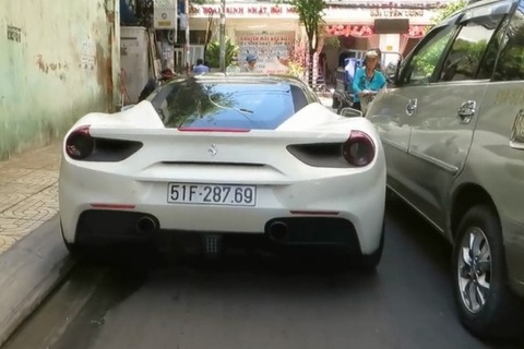 Xem siêu xe Ferrari 488 GTB của Cường Đô-la chật vật len lỏi trên phố